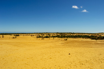 Fototapeta premium Deser w krajobrazie Pinacles z błękitnym niebem