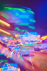 Jahrmarkt bunte Kirmes und Karussell viel Spa&szlig; im Park Lunst