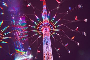 Jahrmarkt bunte Kirmes und Karussell viel Spa&szlig; im Park Lunst