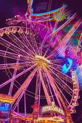 Jahrmarkt bunte Kirmes und Karussell viel Spaß im Park Lunst