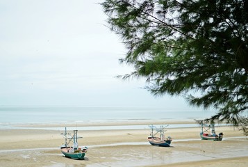 Obraz premium Landscape of sea sky clouds and boats on the beach day time. 