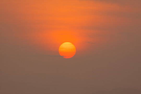 Fototapeta Sunrise in the morning, sunrise with clouds.