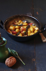 selbstgemachte Kürbisgnocchi mit Apfel-Salbei-Butter und Walnusscrunch