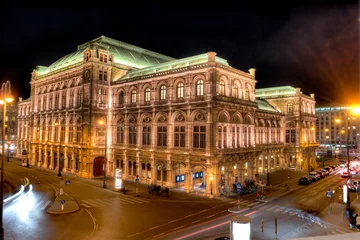 Papier Peint photo Théâtre Die Wiener Staatsoper bei Nacht und künstlicher Beleuchtung