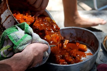 Salsa pizzera pulpa de tomate manos rojo