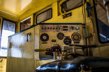 Atigua maquina de ferrocarril sala de control 