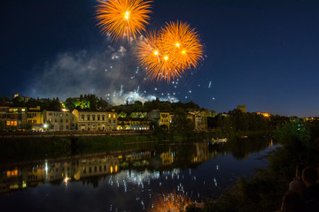 Fuochi d'artificio sul lungarno san niccolò a firenze durante la festa del patrono (san giovanni,...