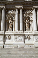 Fototapeta na wymiar White architecture with statues and columns background in a sunny day in Italy