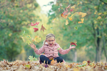 Spaß und Freude - lachendes Mädchen im Herbst