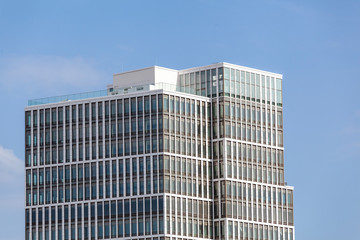 Abstrakte Fassade eines modernen B&uuml;rogeb&auml;udes in Hamburg, Deutschland