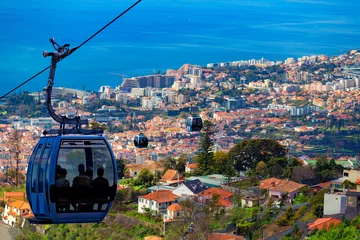  Luchtfoto van Funchal met traditionele kabelbaan boven de stad, op het eiland Madeira, Portugal © cristianbalate