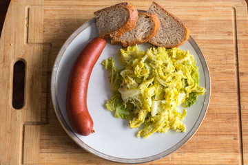 Frankfurter Rindwurst mit Wirsing und drei Scheiben Brot