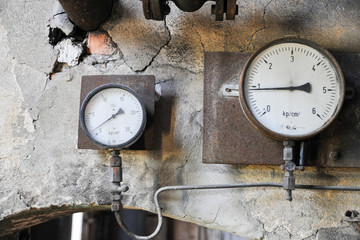 alte antike fabrikhalle anzeigen instrumente messinstrumente bedienung anlage maschienen