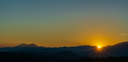 Isernia, tramonto sulle Mainarde