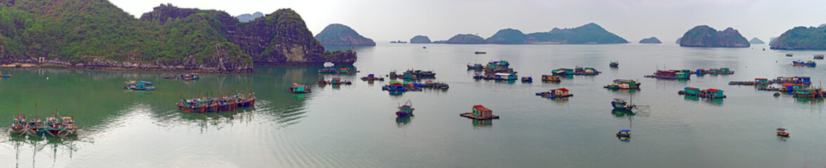 Fototapeta na wymiar Ha Long Bay with boats and floating dwellings