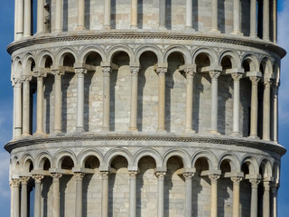 Fototapeta na wymiar Columnas de la Torre de Pisa, Pisa