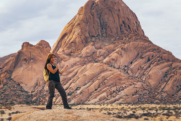 Jeune femme aventurière Randonneuse devant montagne Spitzkoppe en Namibie Afrique