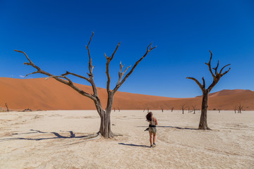 Jeune femme voyageuse dans le désert de Dead Vlei en Namibie