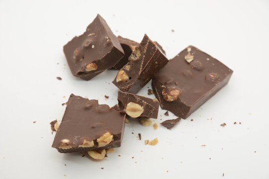 torrone al cioccolato con nocciole cibo italiano