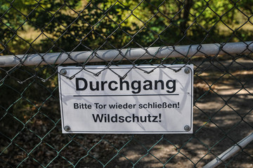 schild hinweis zeichen zaun gartenzaun tor wild wildschutz durchgang schließen türe schliessen