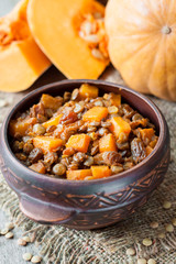 Spicy curry with green lentils, pumpkin and raisins