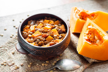 Spicy curry with green lentils, pumpkin and raisins