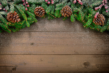 Weihnachten Hintergrund Holz mit Zweigen Zapfen Beeren und Schnee