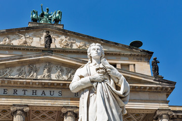 Obraz premium Schiller poet statue in front of the Konzerthaus. Berlin