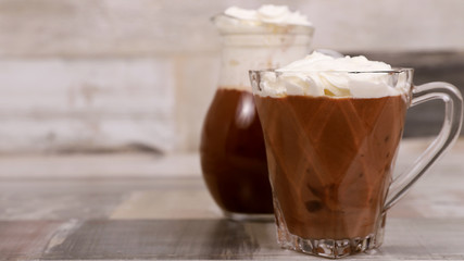 Утренний горячий шоколад со сливками на завтрак