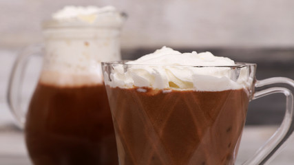 Утренний горячий шоколад со сливками на завтрак