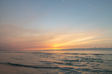 Fototapeta premium waves on the beach in the ocean at sunset