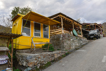 Obraz premium Old empty yellow booth in the village