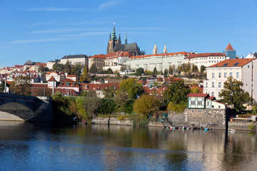 Obraz premium Colorful autumn Prague gothic Castle with the Lesser Town above River Vltava in the sunny Day, Czech Republic