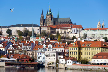 Obraz premium Colorful autumn Prague gothic Castle with the Lesser Town above River Vltava in the sunny Day, Czech Republic