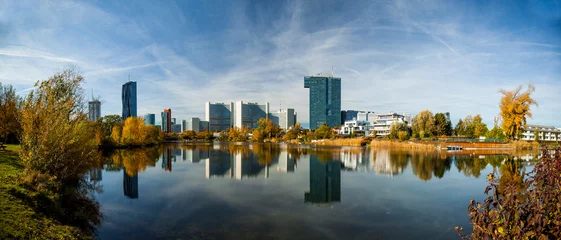 Foto op Plexiglas Stadtbild von Wien mit Spiegelung im Wasser. Skyline of Vienna with reflection in water.. © Lukas Bast