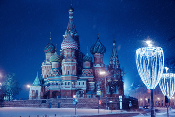 Fototapeta premium Night winter Moscow in the snow. St. Basil's Cathedral on red square in the New year.