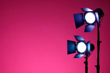 Foto op Plexiglas Apparatuur voor fotostudio& 39 s en modefotografie. Roze achtergrond en reflector. Klaar om het concept van het fotoschema te schieten. © Viktor Koldunov