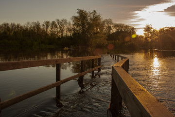 Crecida al atardecer