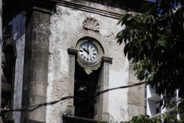 Fototapeta na wymiar old clock on the tower