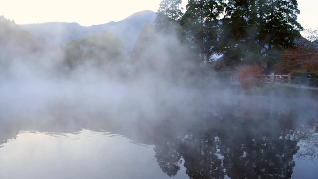 朝霧につつまれた金鱗湖