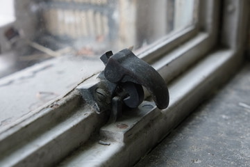 古びた窓の留め具