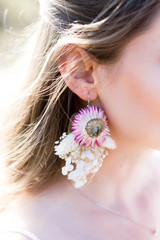 Naklejka premium dried flower earrings