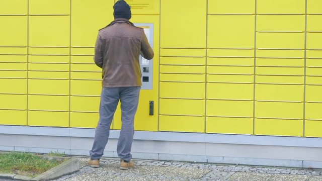 receiving a parcel out of the parcel station