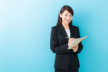 メモをする女性　ビジネス