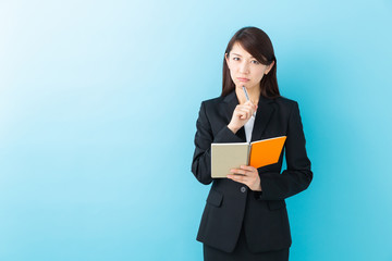 メモをする女性　ビジネス　考える