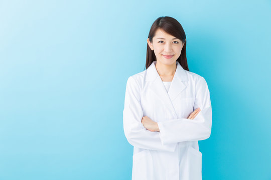 白衣の女性