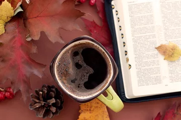 Crédence de cuisine en verre imprimé Automne Café chaud et livre Bible sur fond d& 39 automne naturel.