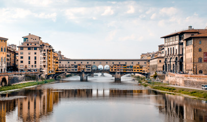 Fototapeta na wymiar Florença in Love. Ponte Vecchio. Reflexo da ponte no rio.