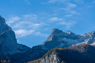 Fototapeta premium Totes Gebirge mit bunten Bäumen im Spätherbst