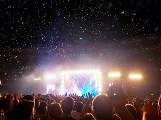 crowd at concert Imagine Dragons